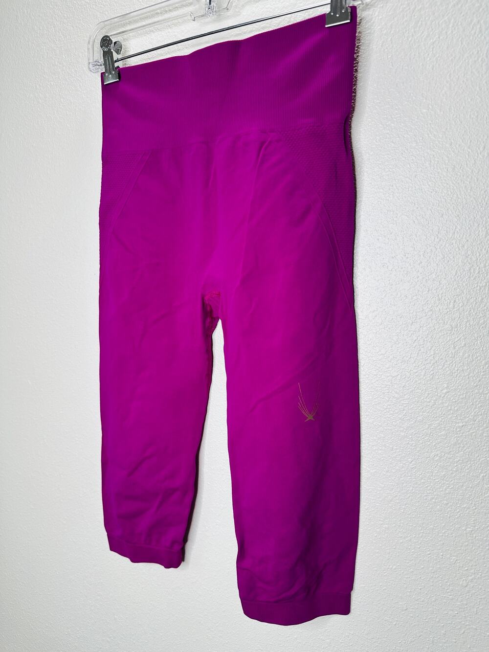 Lucas Hugh Technical Knit Magenta Seamless Capri Yoga Pants M